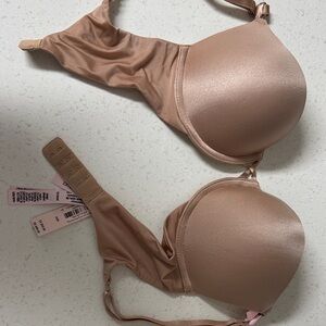 Victoria Secret padded push up bra. 
New with tags. Size 32B